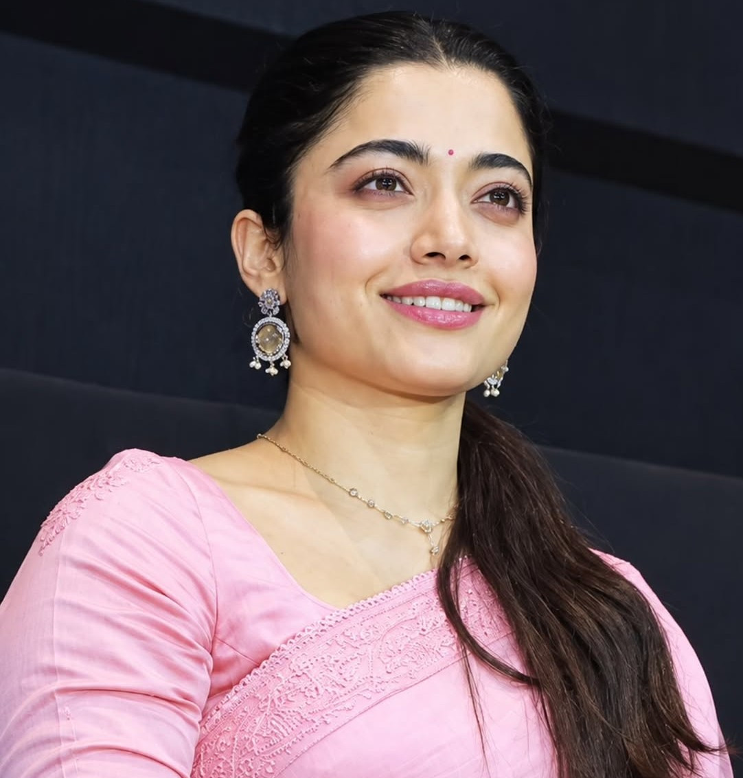 জুলির বিশাল দুধ চেপে চুদি