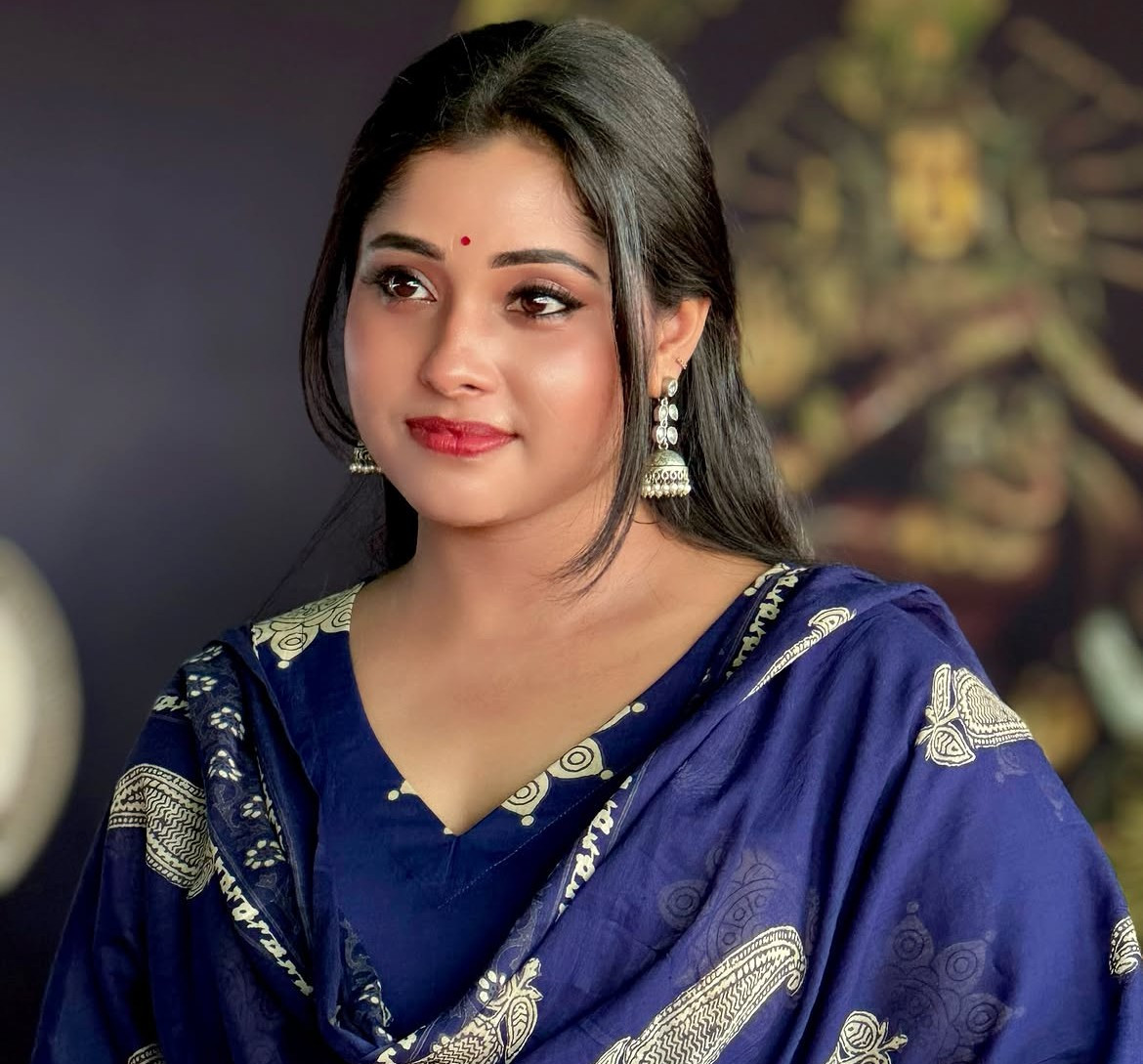 আমাদের বাঁড়ার স্বাদ নাও সুন্দরী